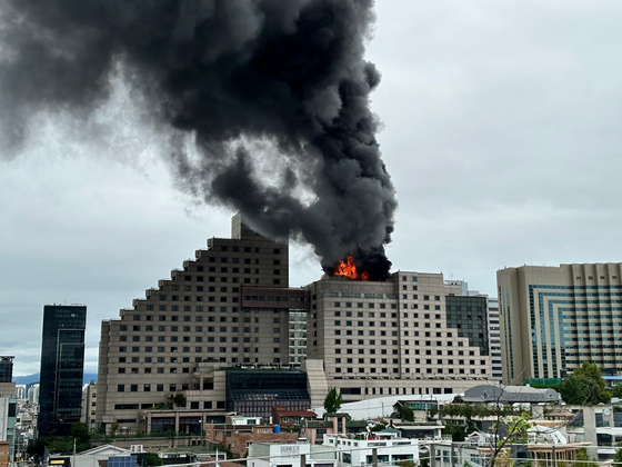 Smokes rising from the Le Meridien Hotel in Gangnam, Seoul, on Thursday. No injuries had been reported as the hotel is presently closed for rennovation and construction. [YONHAP]