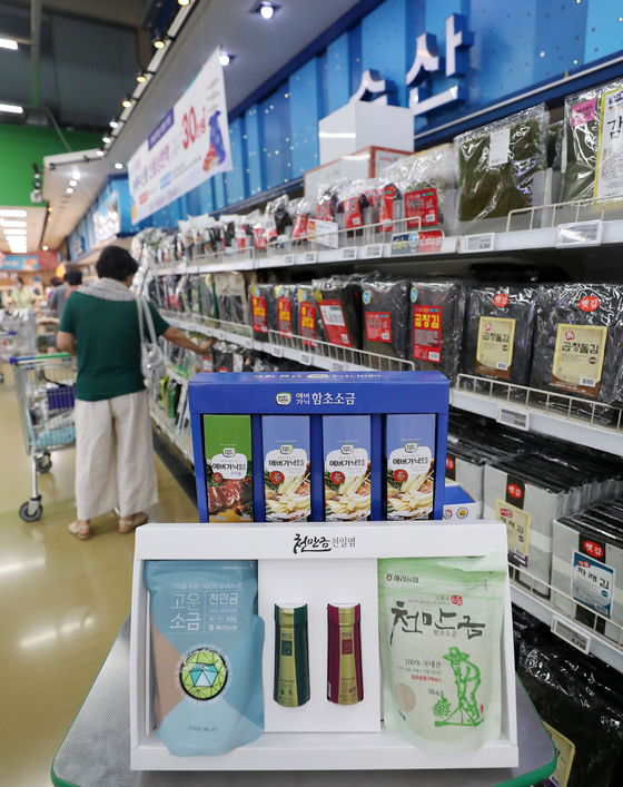 Salt products are sold as a gift set at a discount store in downtown Seoul on Thursday. Salt's popularity as a Chuseok harvest holiday gift is rising following Japan's release of treated Fukushima wastewater. [NEWS1]