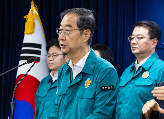 Korean Prime Minister Han Duck-soo speaks at a press conference regarding the release of radioactive water from the Fukushima Daiichi nuclear power plant that began on Thursday. [YONHAP]