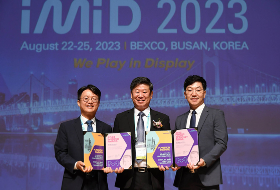 From left, Professor Jeong Jae-kyeong, Merck Korea's head of display solutions business Yun Yong-kuk, and Professor Kwak Jeong-hun pose for the photo after the 20th Merck Award ceremony in Busan on Thursday. [MERCK KOREA]