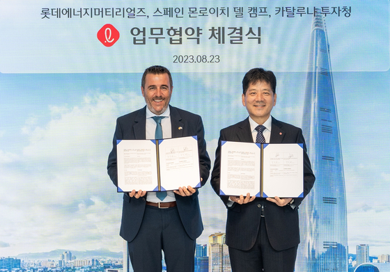Fran Morancho López, left, mayor of Mont-roig del Camp in Spain, and Lotte Energy Materials CEO Kim Yeon-seop pose for a photo during an agreement signing ceremony held in southern Seoul on Wednesday. [LOTTE ENERGY MATERIALS]
