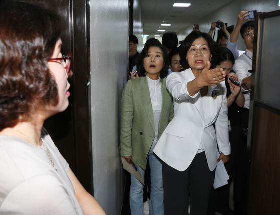 Democratic Party lawmakers of the parliamentary Gender Equality and Family Committee look for Minister of Gender Equality and Family Kim Hyun-sook who had been expected to attend a hearing on the issues surrounding the World Scout Jamboree at the National Assembly in Yeouido, western Seoul, Friday. [NEWS1] 