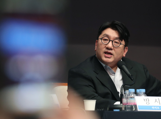 HYBE founder and chairman Bang Si-hyuk speaks at a press conference held by a Korean journalists’ club on March 15. [NEWS1]