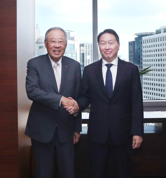Ryu Jin, left, the newly appointed chairman of the Federation of Korean Industries, poses for photo with Chey Tae-won, chairman of the Korea Chamber of Commerce and Industry (KCCI) on Friday during their meeting in central Seoul. [KCCI]