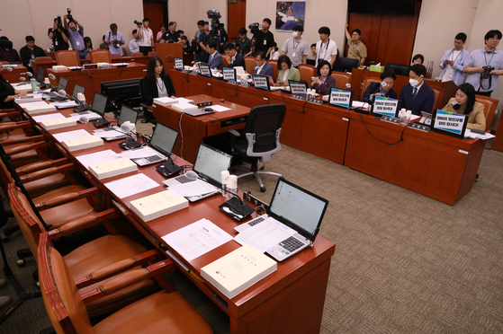 Democratic Party lawmakers attend a parliamentary Gender Equality and Family Committee meeting inquiring into the issues surrounding the recent World Scout Jamboree at the National Assembly in Yeouido, western Seoul, in the absence of Minister of Gender Equality and Family Kim Hyun-sook and members of the People Power Party (PPP) on Friday. [NEWS1] 