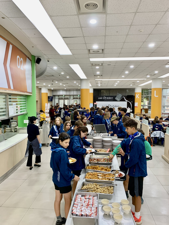 Italian scouts dine at Incheon National University's dining hall. [INCHEON NATIONAL UNIVERSITY]