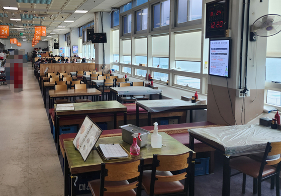 A seafood restaurant situated at Busan's Jagalchi Market sits empty on Thursday. [YONHAP] 