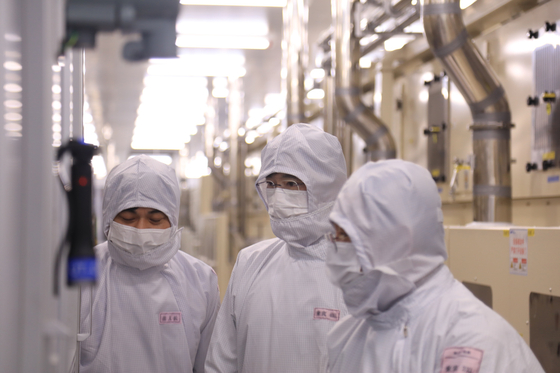 이재용 삼성전자 사장이 24일 중국 텐진에 위치한 삼성전기 생산공장을 방문하고 있다. [SAMSUNG ELECTRONICS]