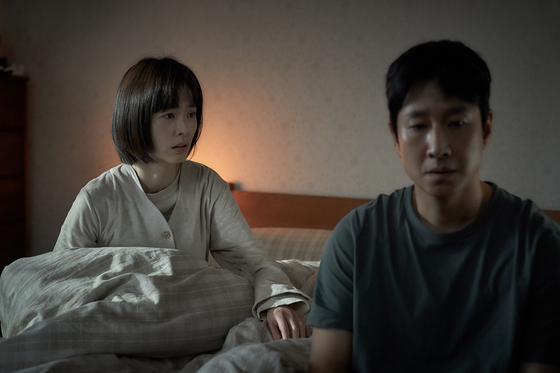 Lee Sun-kyun, right, and Jung Yu-mi play a couple facing troubles due to Lee's character Hyeon-soo's sleeping habits in upcoming film ″Sleep″ [LOTTE ENTERTAINMENT]
