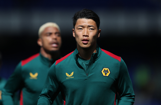 Wolverhampton Wanderers' Hwang Hee-chan warms up ahead of a match against Everton at Goodison Park in Liverpool on Saturday.  [REUTERS/YONHAP]