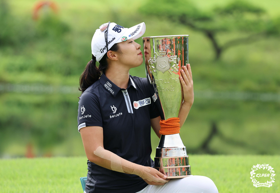 Kim Su-ji kisses the Hanwha Classic trophy after winning the tournament at Jade Palace Golf Club in Chuncheon, Gangwon, on Sunday. [KLPGA]