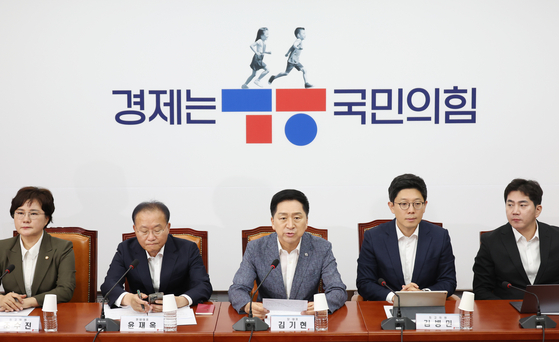 The People Power Party's leadership, including party chief Kim Ki-hyeon, center, asks the government to designate Oct. 2 a temporary holiday at the National Assembly in Seoul on Monday. [YONHAP]