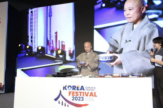 Woo Kwan, a Buddhist monk and chef, runs a temple food cooking tutorial during the Korea Culture & Tourism Festival 2023 in India, which ran from Friday to Sunday. [MINISTRY OF CULTURE, SPORTS AND TOURISM]