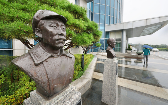 A bust of freedom fighter Hong Beom-do, located in front of the Ministry of National Defense building in Yongsan District, central Seoul, is seen Monday. The Defense Ministry said this bust could also be relocated after announcing plans last week to possibly remove busts of alleged communist-affiliated independence activists erected in front of the Korea Military Academy. [YONHAP] 
