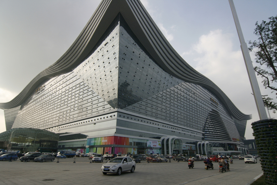 롯데쇼핑의 롯데백화점은 중국 청두에 위치하고 있습니다. [LOTTE CORPORATION]