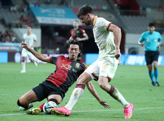 Lee Han-beom, left, in action for FC Seoul against the Pohang Steelers on Aug. 4.  [NEWS1]