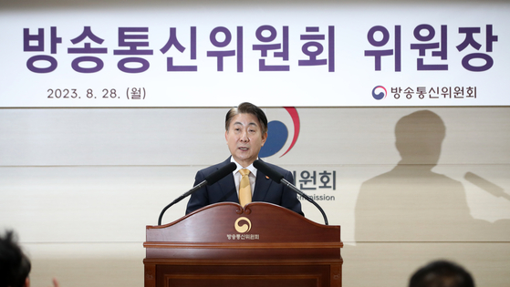 Lee Dong-kwan, the new chief of the Korea Communications Commission, gives his appointment speech at the Gwacheon government complex in Gyeonggi on Monday. [NEWS1]