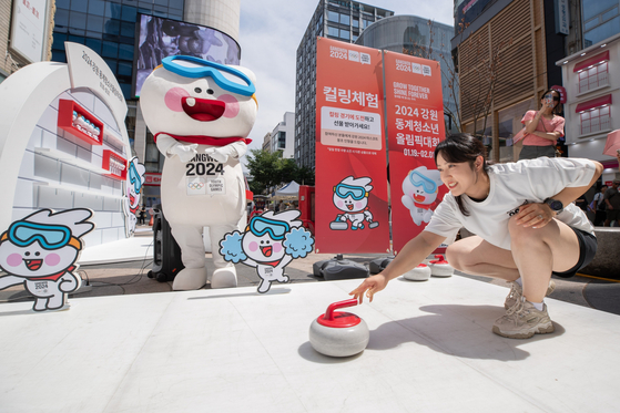 Korean curler Kim Kyung-ae takes part in the ″Gangwon 2024 in Myeongdong″ in the square outside Myeongdong Theater in Myeong-dong, central Seoul on Saturday. Kim Kyung-ae and teammate Kim Cho-hee, both part of the famous Team Kim that took silver at the 2018 PyeongChang Winter Olympics, attended the event, organized to promote the 2024 Gangwon Youth Winter Olympics set to kick off throughout Gangwon on Jan. 19, 2024.  [GANGWON YOUTH OLYMPICS ORGANIZING COMMITTEE]