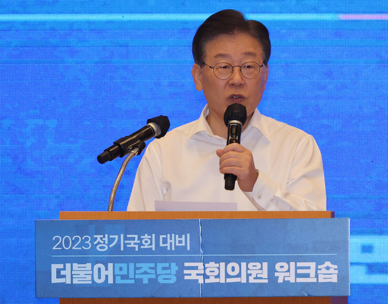 Democratic Party leader Lee Jae-myung speaks at a training session for the party's lawmakers at Oak Valley, a resort in Wonju, Gangwon, on Monday. [YONHAP]