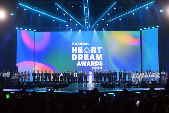 K Global Heart Dream Awards, held at the KSPO Dome, Songpa District in southern Seoul on Aug. 10, saw fourth-generation K-pop stars win awards, with boy band Stray Kids winning the Global Best Artist Award. [K GLOBAL HEART DREAM AWARDS] 