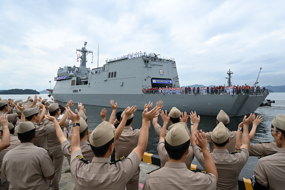 Cadets wave to the Navy's Hansando training vessel as it leaves Jinhae, South Gyeongsang, on Monday. [REPUBLIC OF KOREA NAVY]