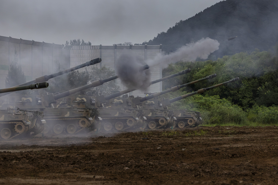 K-9 howitzers from the South Korean Army's 7th Artillery Brigade fire shells during a joint field training drill by South Korean and U.S. militaries in Pocheon, Gyeonggi, on Monday. [YONHAP] 