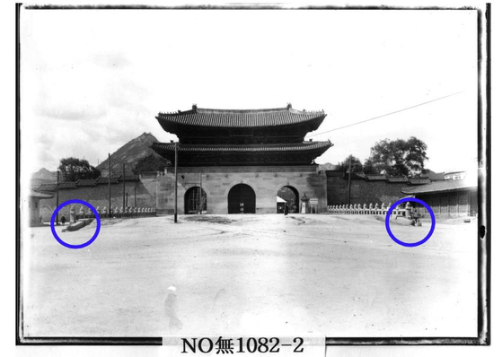 A photograph of Gwanghwamun Gate's woldae, wide platform, featuring the seosu animal statues after they were relocated in 1910. [NATIONAL MUSEUM OF KOREA]