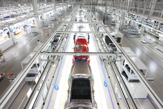 Hyundai Motor employees work at its No. 3 Beijing plant in China [HYUNDAI MOTOR]