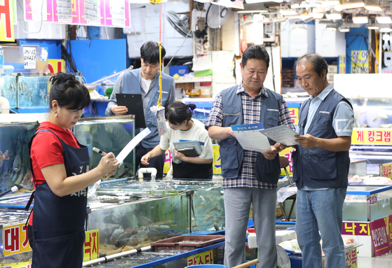 Employees of the Ansan wholesale market management office conduct checks on country-of-origin labels for fishery products on Tuesday. The government is conducting a joint inspection with the private sector against illegally mislabeling products’ origins for 100 days. The inspection is being carried out ahead of one of the country's biggest national holidays, Chuseok, at the end of September. [NEWS1]