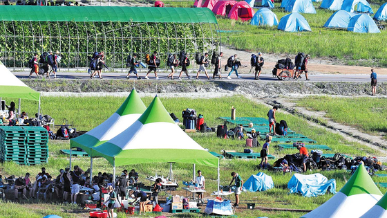 Scouts retreat from the World Scout Jamboree campsite in Buan County, North Jeolla, on Aug. 8. [NEWS1]