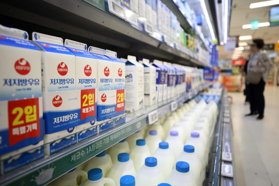 Milk cartons are displayed for sale at a discount store in downtown Seoul on Tuesday. The Korea Dairy Committee decided to raise the price of raw milk for fluid milk to 1,084 won per liter ($0.82 per 33.8 ounces) in October, up 8.8 percent from current levels. Seoul Dairy Cooperative followed the decision with an announcement that it will hike the price of Seoulmilk Na100% products by 3 percent in October. [NEWS1]