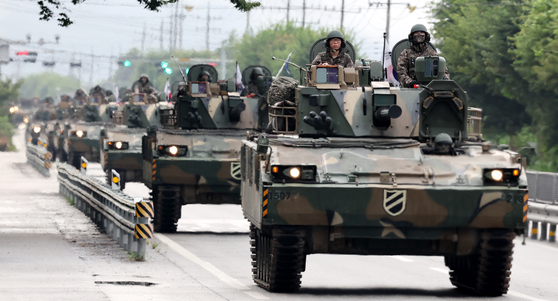 K-21 infantry fighting vehicles from the Korean Army’s 11th Maneuver Division move along a road in Chuncheon, Gangwon, on Tuesday. The Korean and the U.S. militaries are currently conducting large-scale field training as part of their ongoing Ulchi Freedom Shield joint exercise, which will run through Thursday. [NEWS1]