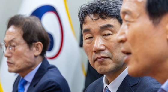Education Minister Lee Ju-ho, center, attends a meeting with superintendents at the government complex in Seoul on Tuesday. [YONHAP]