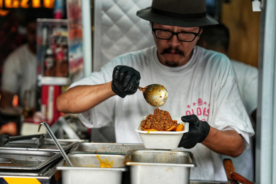 Owner Kim Hang-keun makes tacos at Oldies Taco in Jongno District, central Seoul [JOONGANG PHOTOS]