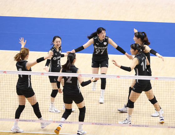 The Korean women's volleyball team celebrates during a Volleyball Nations League game against Bulgaria at West Suwon Chilbo Gymnasium in Suwon, Gyeonggi on June 27. [NEWS1] 