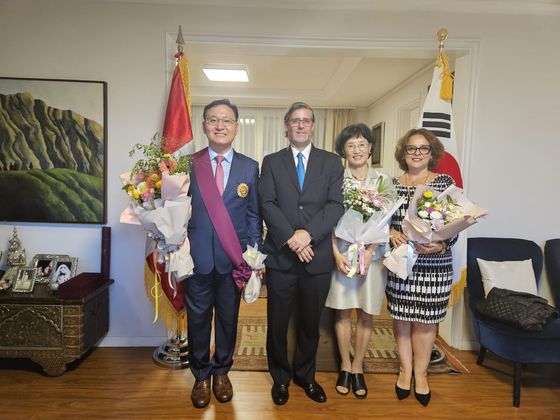 Peruvian Ambassador to Korea Paul Fernando Duclos, second from left, presents the Order of the Sun of Peru to Jo Yung-Joon, former Korean ambassador to Peru, far left, for his contribution to Korea-Peru relations during his tenure in Lima, at the diplomatic residence of Peru in Seoul on Friday. [EMBASSY OF PERU IN KOREA]