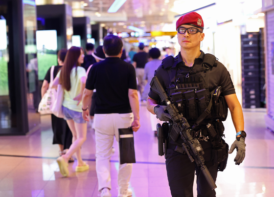 An armed police officer patrols the commercial area of Gangnam subway station in southern Seoul on Aug. 7, a few days after 22-year-old Choi Won-jong attacked people at a subway station connected to a mall in Bundang, Gyeonggi. [YONHAP]