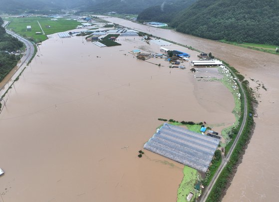A county in Dageu is flooded on August 10 after levees near the area broke due to Typhoon Khanun. [YONHAP] 
