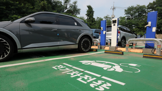 EVs are being charged at a charging station in central Seoul on July 20. [NEWS1]