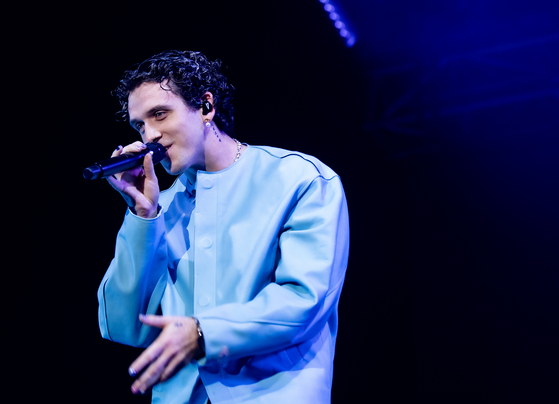 American singer Lauv performs during the ″Lauv Live in Seoul″ concert held at KSPO Dome in Songpa District, southern Seoul, on Tuesday. [LIVE NATION KOREA]