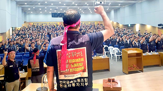 The unionized workers of Hyundai Motor hold an assembly on Aug. 23 after the negotiation with the management fell out. [HYUNDAI MOTOR WORKERS UNION]