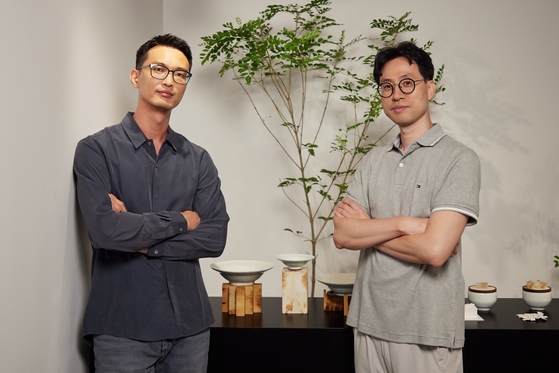 Hwagak, or ox horn inlaying, artisan Han Gi-deok, right, and ceramist Kim Dong-jun [YEOL FOUNDATION]