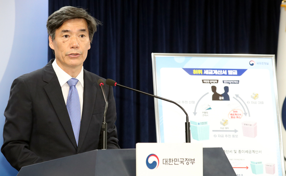 Park Ku-yeon, first deputy chief of the Office for Government Policy Coordination, speaks in a press briefing on the results of the second round of government investigations into irregularities in the past administration’s renewable energy projects on July 3 at the government complex in central Seoul. [NEWS1]
