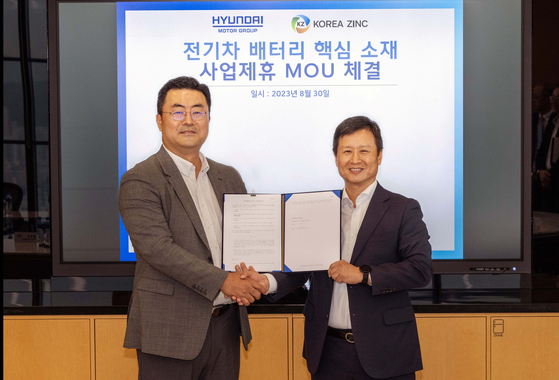 Kim Heung-soo, left, the head of Hyundai Motor's Global Strategy Office, and Korea Zinc President Park Ki-deok take a photo after signing a deal Wednesday. [HYUNDAI MOTOR] 