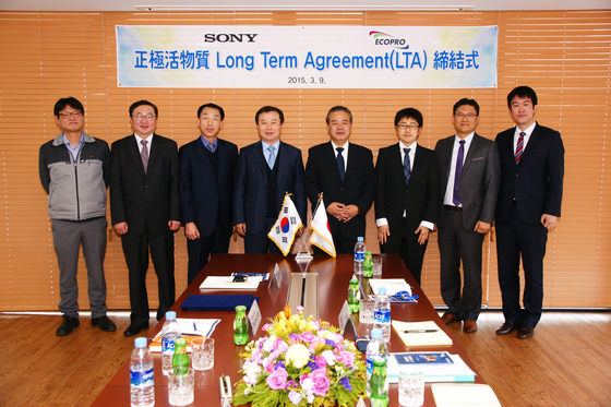 EcoPro founder Lee Dong-chae, fourth from left, takes a photo with Sony executives after the two signed a long-term cathode supply deal in March 2015. [ECOPRO] 