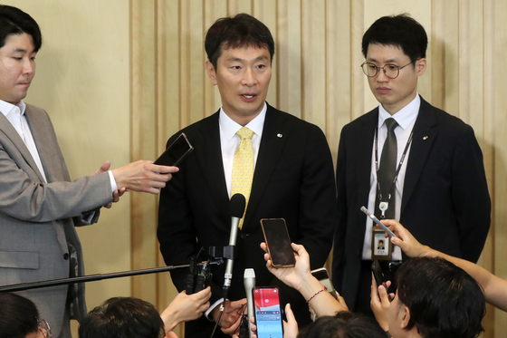 Financial Supervisory Service Gov. Lee Bok-hyun speaks to reporters following an event for small and mid-sized companies at Hana Financial Group’s global campus in Incheon on Aug. 10. [NEWS1]