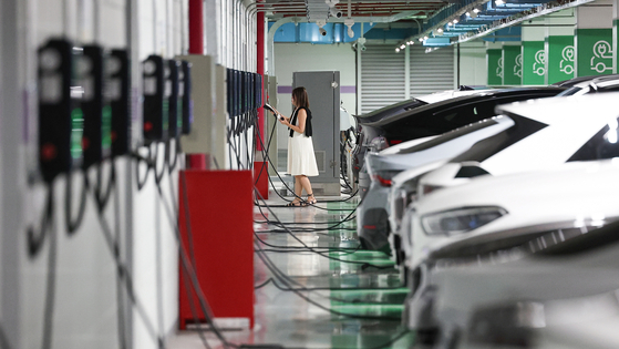 EVs are being charged at a charging station in downtown Seoul on Aug. 16. [YONHAP]