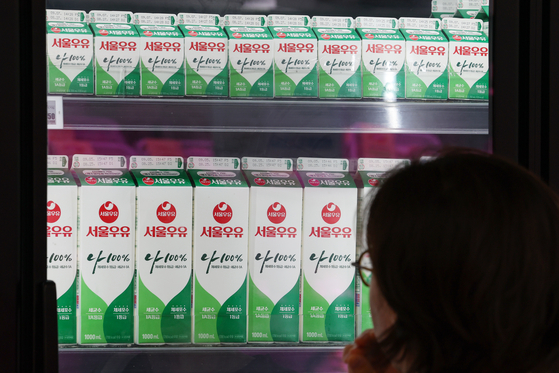 Seoul Dairy Cooperative's "Seoul Milk Na 100%." displayed at a large mart in downtown Seoul. [YONHAP]