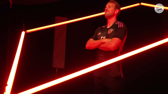 Harry Kane poses in a Bayern Munich jersey. [ONE FOOTBALL]