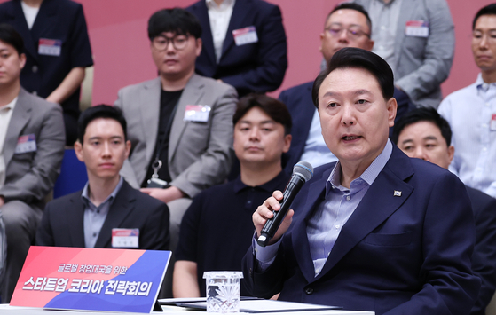 President Yoon Suk Yeol speaks at a startup forum in Cheongwadae in central Seoul on Wednesday. [YONHAP] 